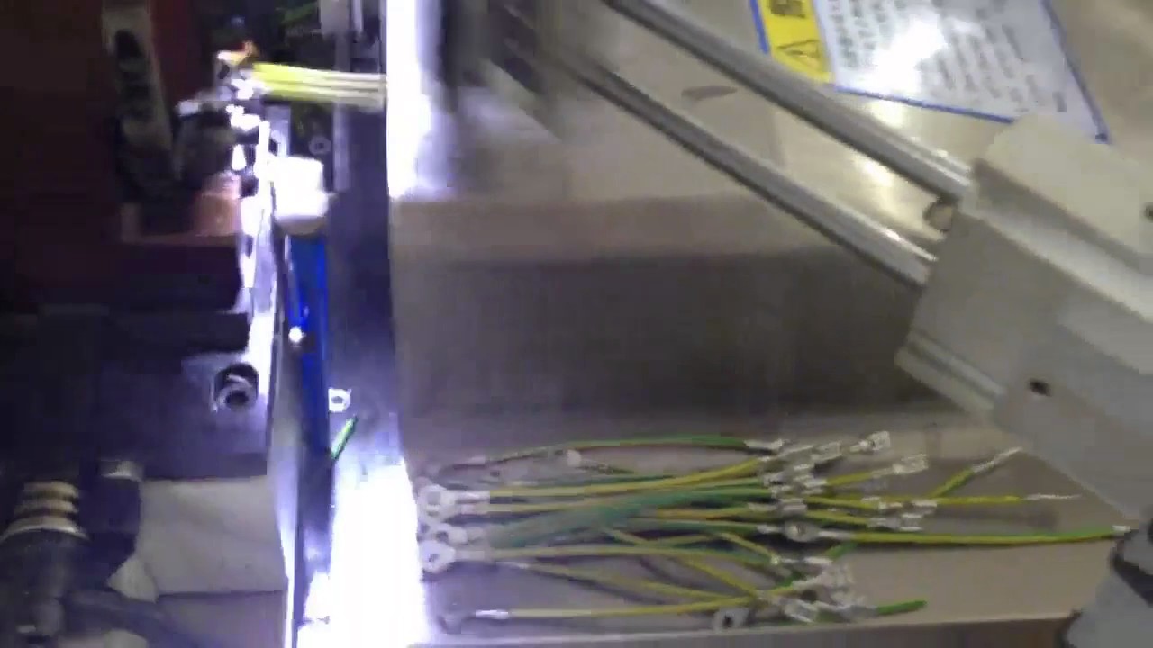 Automatic two - head terminal crimping machine